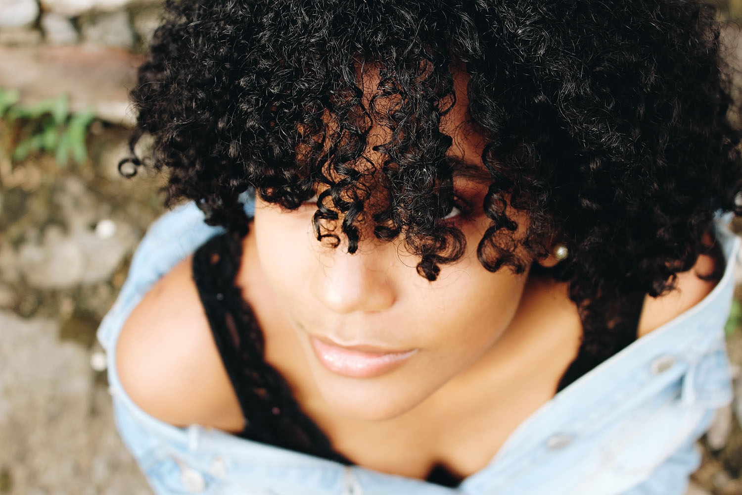 Une femme avec des cheveux curly