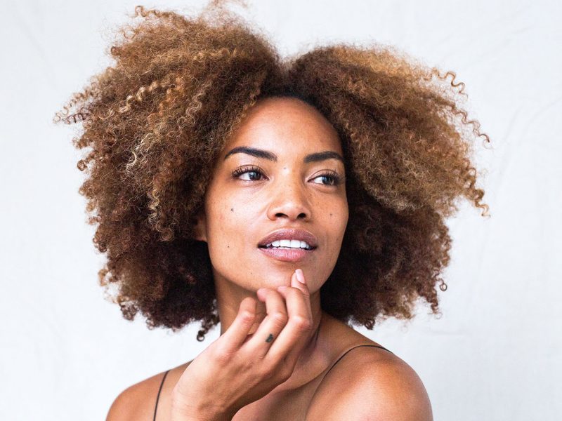 Comment hydrater les cheveux crépus au quotidien ?